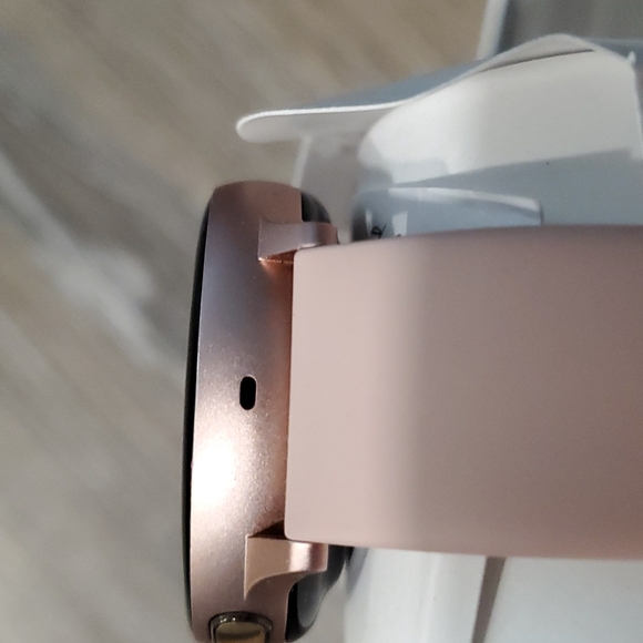 Samsung Galaxy Active 2 watch in rose. 40mm - Picture 5 of 7